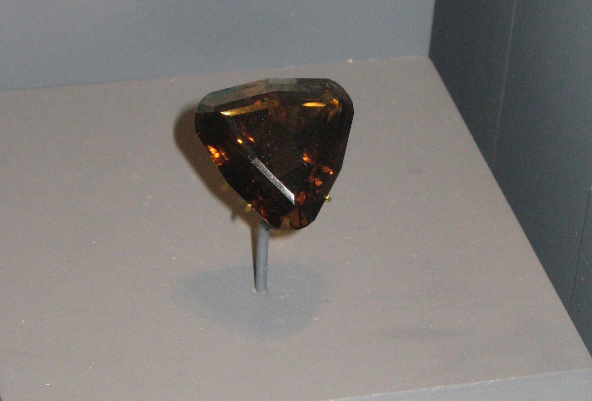 Smithsonian, Black Opal (Mexico) It looks dark black - the flash has distorted this.