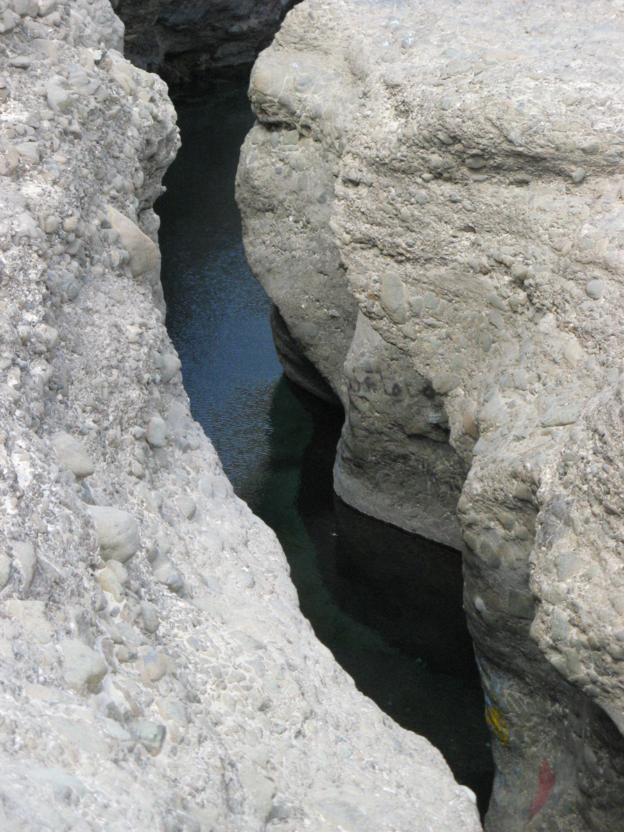 Hatta, Stream in narrow gorge