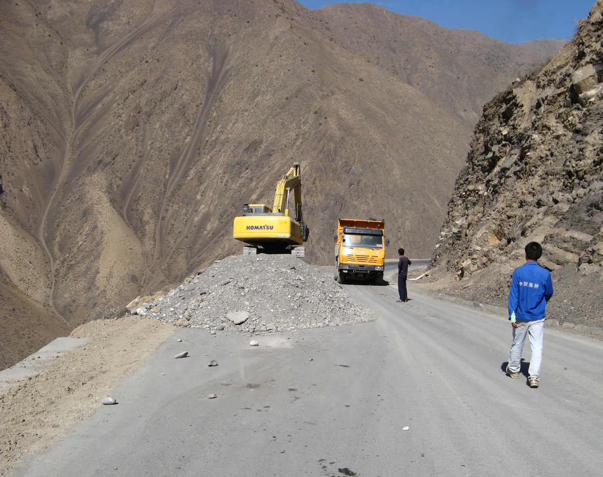 Khojand-Dushanbe, Chinese(?) road crew