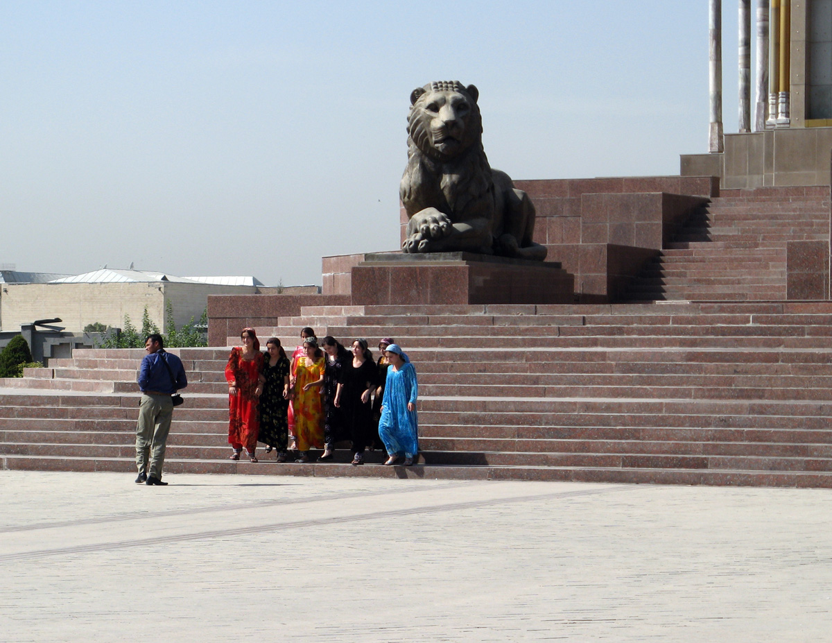 Dushanbe, Uzbek ladies, at Ismail Samani statue