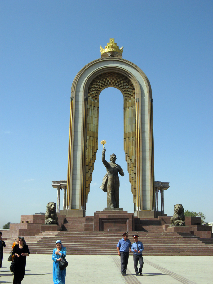 Dushanbe, Ismail Samani statue With "helpful" policemen.