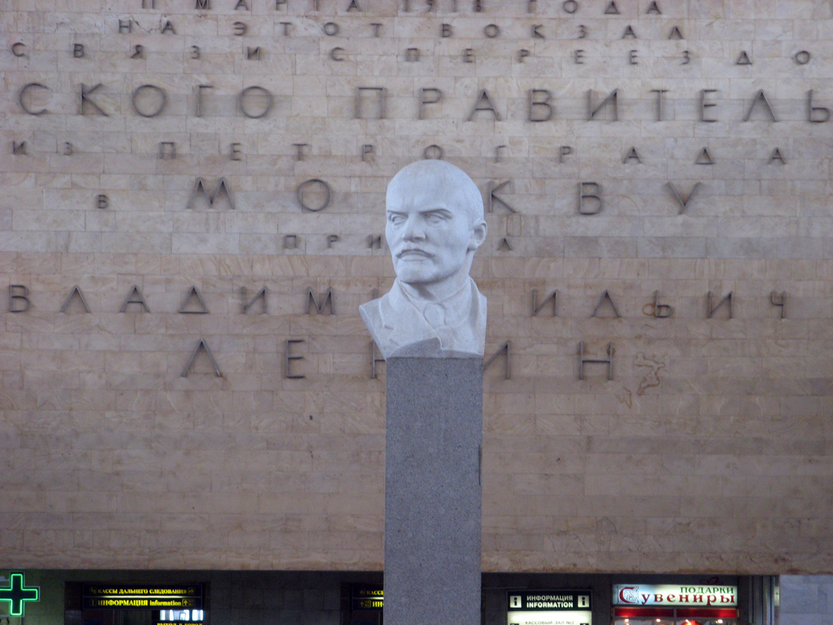 Moscow to St Petersburg, Moscow: Leningrad Station: Lenin
