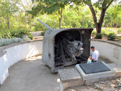 Malakhov Mound: WWII gun., Sevastopol, Crimea 2011