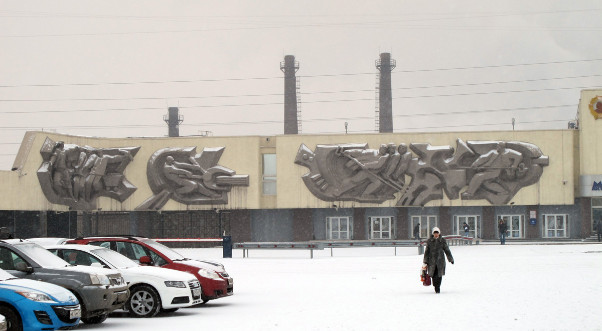 Magnitogorsk: The Mighty Steelworks, Steelworks Gates Frieze
