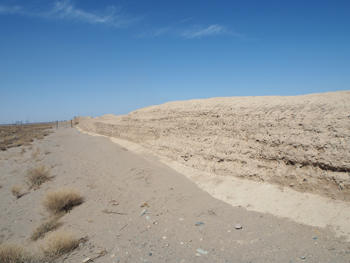 Jiayuguan: First Beacon Tower, Ming Wall beside First Beacon Tower