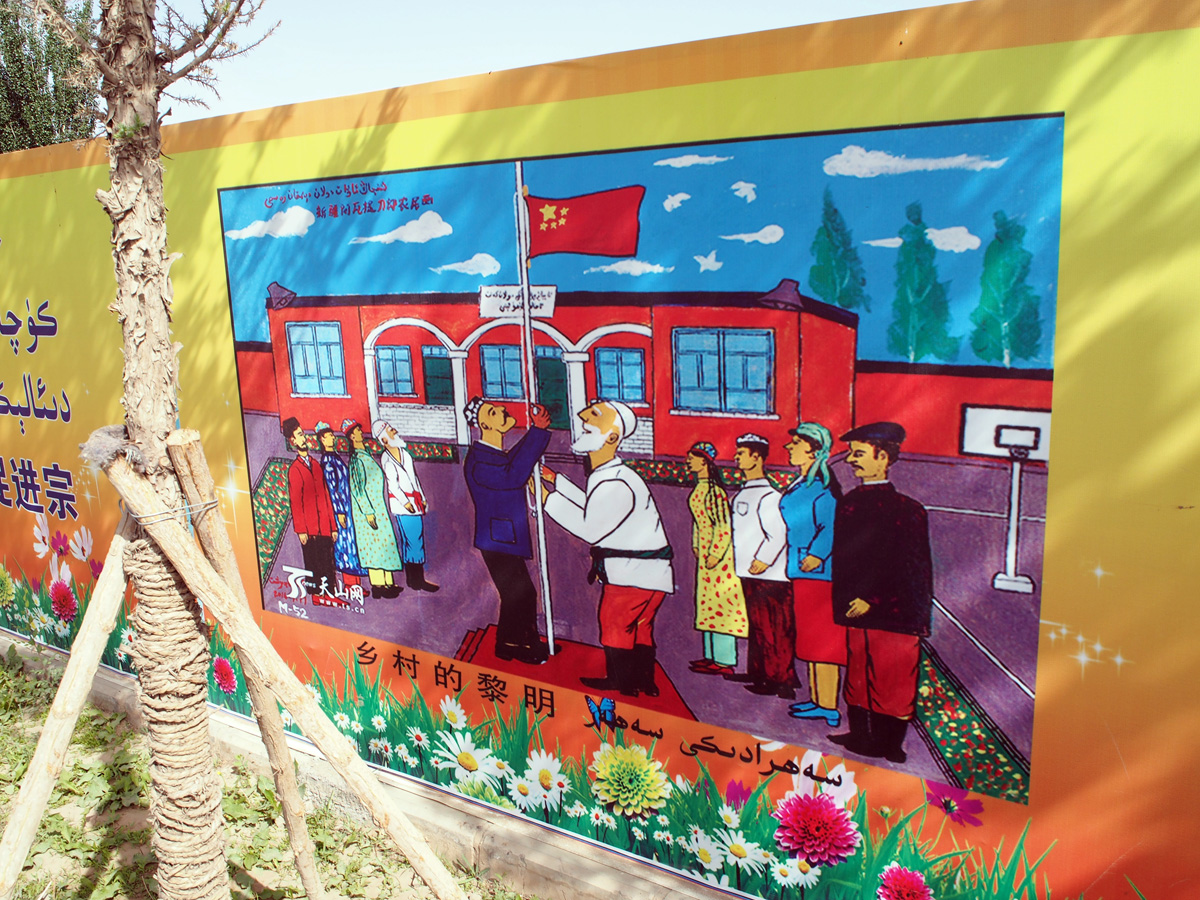 Kuqa, Cryptic government propaganda paintings