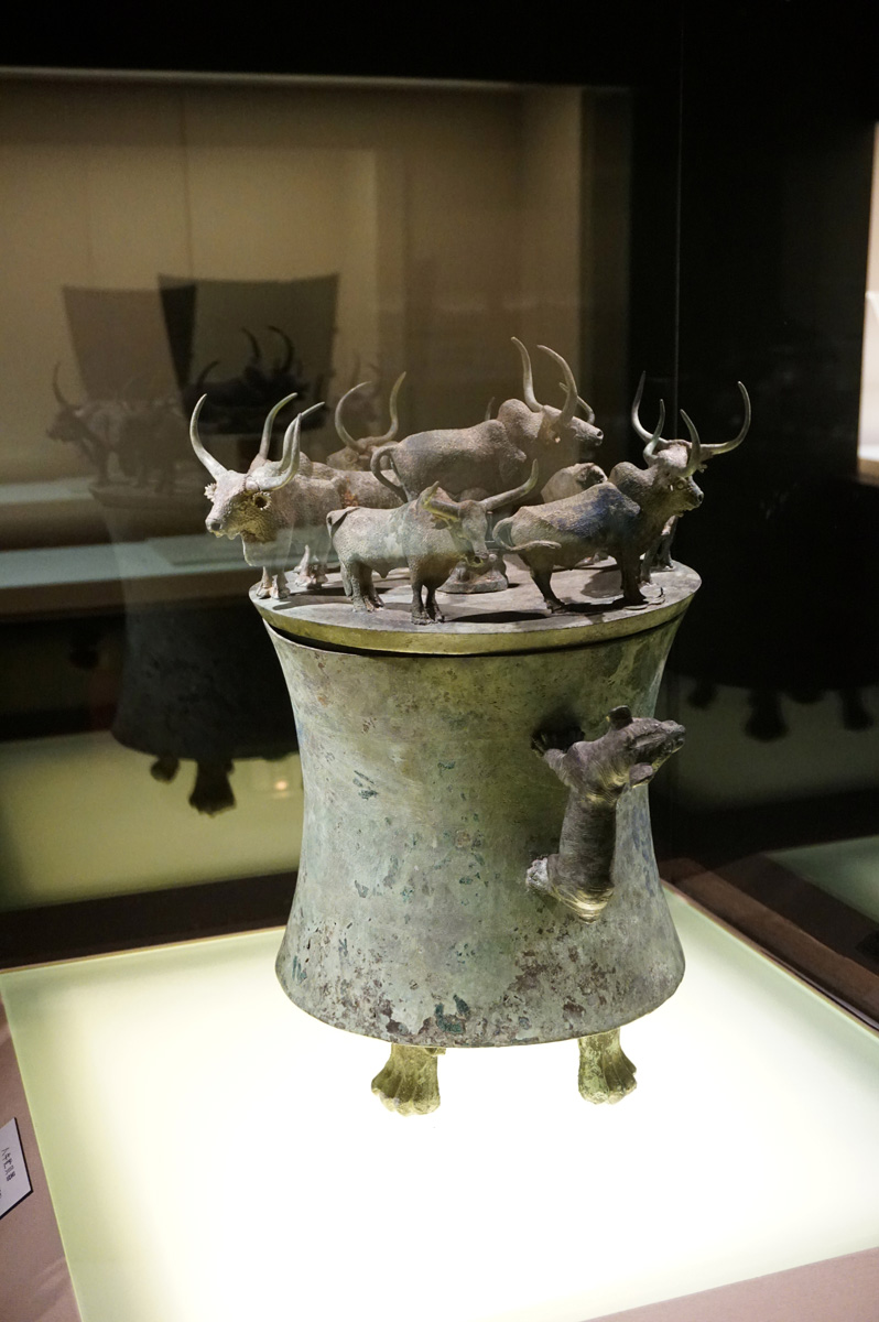 Shanghai Museum, Cowrie contrainer with Eight Yaks (~ 1st C BC)