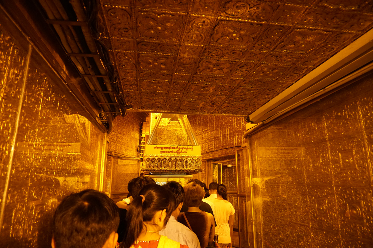 Botahtaung Pagoda, Golded zig-zag interior