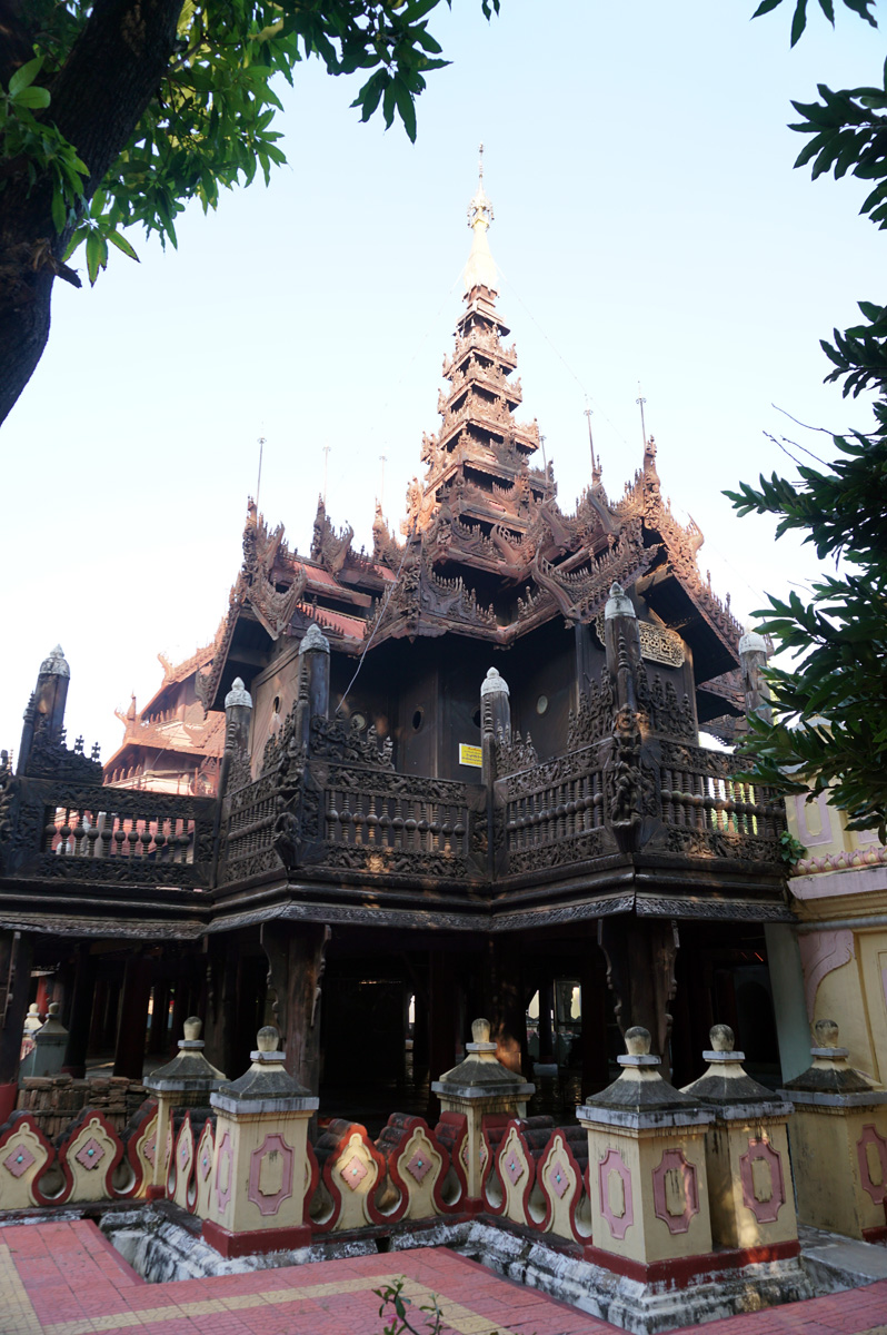 Mandalay, Shew in Bin Kyaung, teak temple