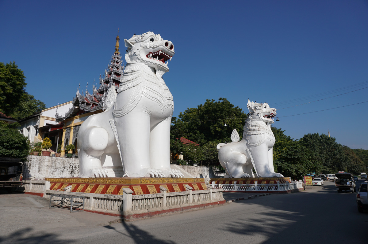 Mandalay Hill, Stairway guardians