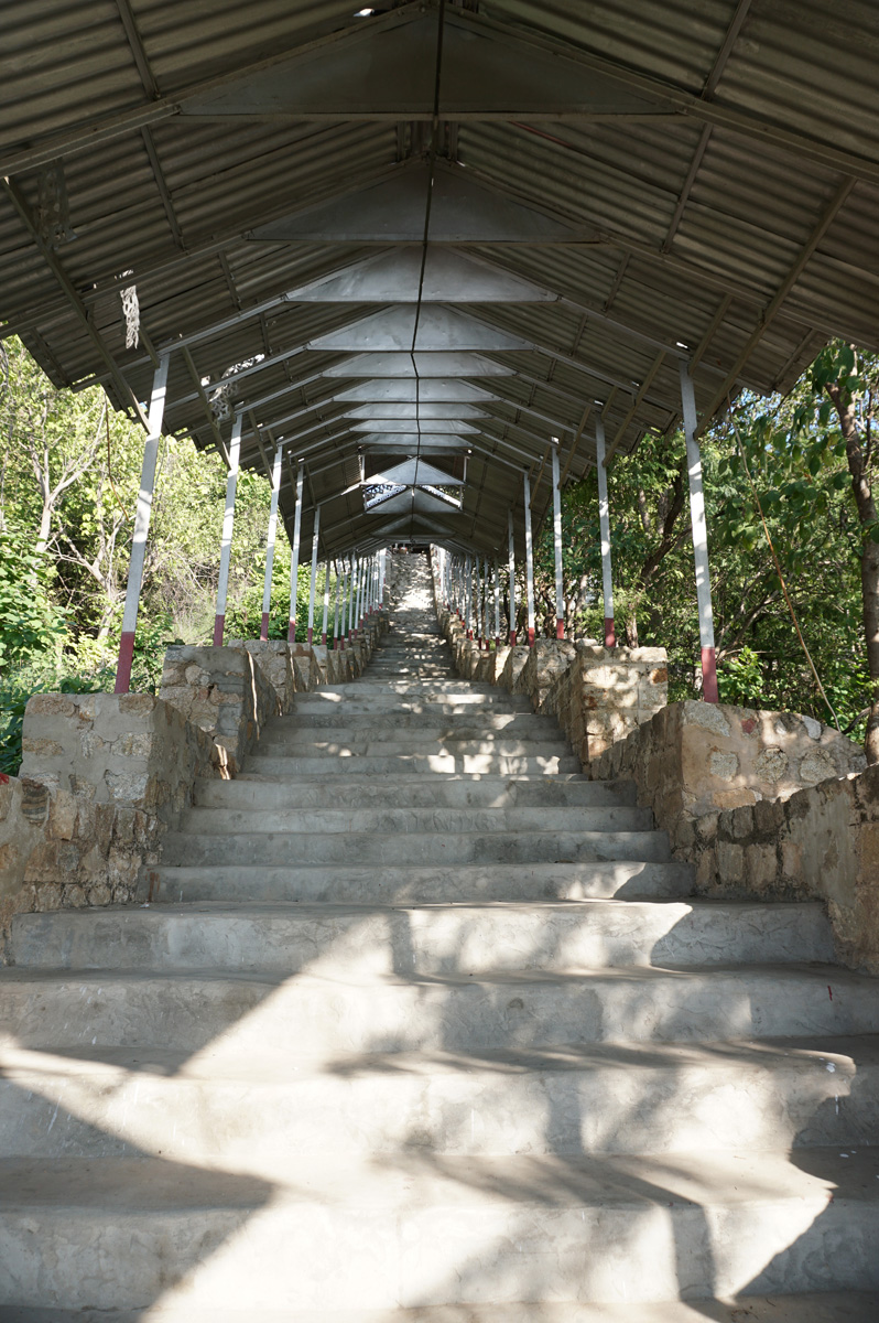 Mandalay Hill, Some of the many steps down...