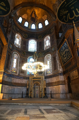 Note that the Mihrab is slightly offset, Aya Sofia, Istanbul 2018