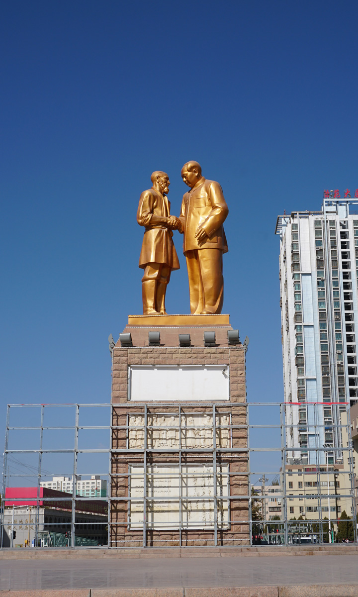 Hotan, Mao statue