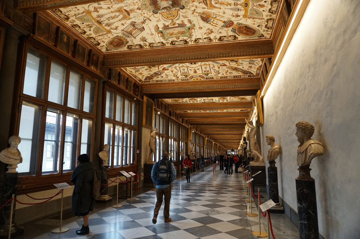 Uffizi Gallery, Main hallway, with Roman statues