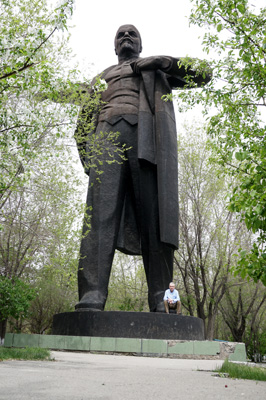 It's <i>really</i> big, Avenue of the Lenins, Kazakhstan 2019