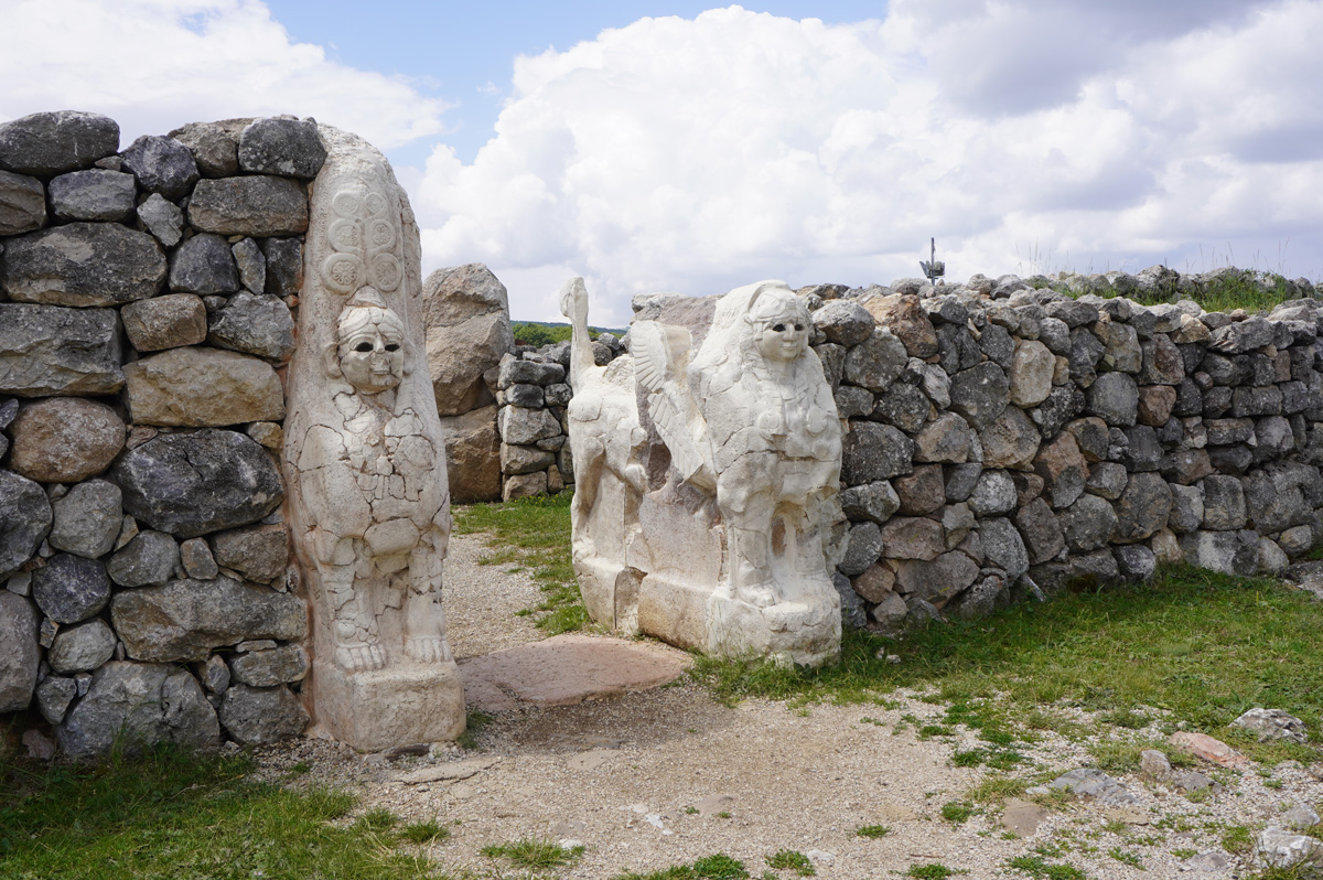 Hattuşa, Sphinx Gate.  (Sphinxes are replicas.)
