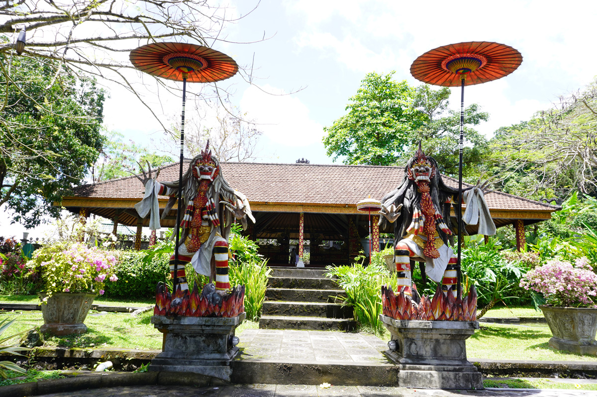 Taman Tirta Gangga: A Royal Water Palace, Guardian statues