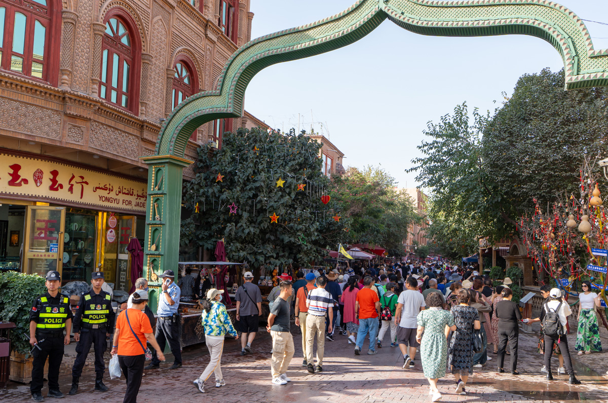 Kashgar, Tour groups swarm the Ancient City streets!