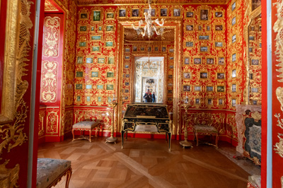 Ornate room.  With mirrored Scotsman, Munich Residenz: Palace of the Dukes and Kings of Bavaria, Germany, November 2023