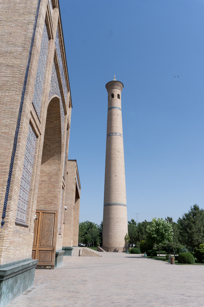 Mosques and Madressas, Khazrati Imam Mosque minaret