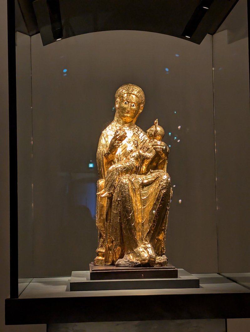Essen, Madonna & Child (10th c)