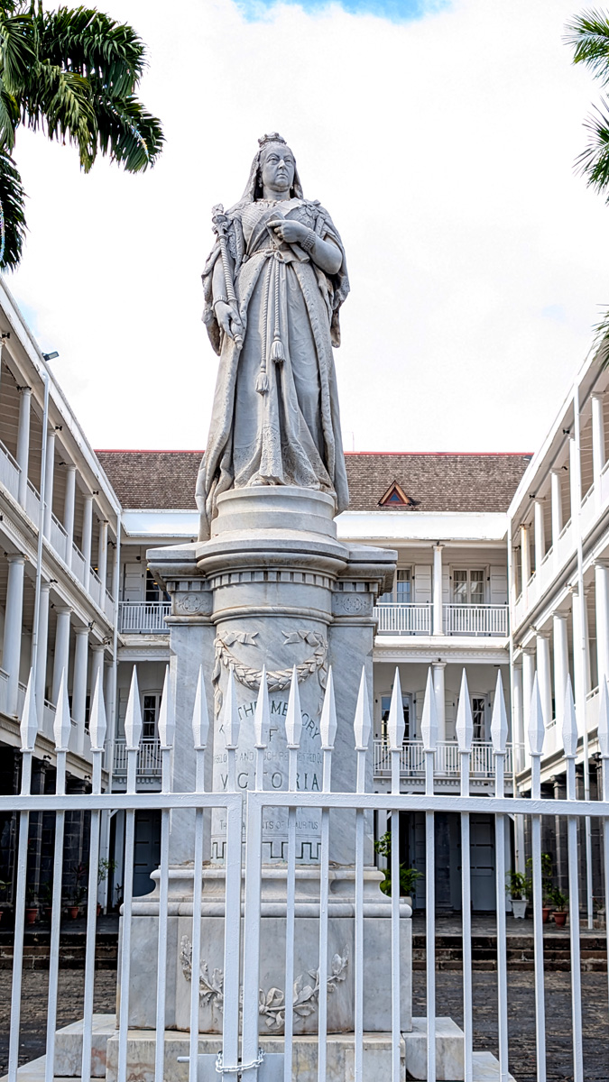 Mauritius: Port Louis, Queen Victoria Statue